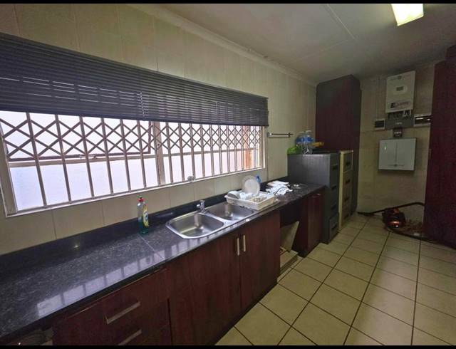 BUSINESS PROPERTY TO RENT IN GLEN MARAIS